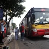 Người dân đợi xe buýt tại Hà Nội. (Ảnh: Danh Lam/TTXVN)