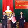 Ông Lê Ngọc Tuấn (giữa), Phó Bí thư Tỉnh ủy, Phó Chủ tịch Thường trực UBND tỉnh được bầu giữ chức Chủ tịch UBND tỉnh Kon Tum. (Ảnh: Cao Nguyên/TTXVN)