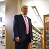 Tổng thống Mỹ đương nhiệm Donald Trump trả lời phỏng vấn báo giới tại thư viện Palm Beach, Florida, nơi ông bỏ phiếu sớm trong cuộc bầu cử Tổng thống, ngày 24/10/2020. (Ảnh: AFP/TTXVN)