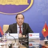 Thứ trưởng Bộ Ngoại giao Việt Nam Nguyễn Quốc Dũng phát biểu tại điểm cầu Hà Nội. (Ảnh: TTXVN phát)