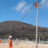 Nhân viên điện lực khẩn trương khắc phục sự cố trên lưới điện tại Quảng Ngãi. (Ảnh: Lê Ngọc Phước/TTXVN)