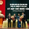 Thường trực HĐND tỉnh Vĩnh Phúc tặng hoa chúc mừng bà Hoàng Thị Thúy Lan và ông Lê Duy Thành. (Nguồn: Vinhphuc.gov.vn)