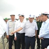 Kiểm tra dự án nâng cấp đường băng Sân bay Tân Sơn Nhất. (Ảnh: Thành Chung/TTXVN)