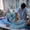 Bác sĩ Kiên thăm khám cho bệnh nhân ngộ độc chất cấm do dùng thuốc nam.(Ảnh: Văn Phong).
