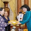 Phó Chủ tịch nước Đặng Thị Ngọc Thịnh tặng ảnh chân dung Chủ tịch Hồ Chí Minh cho các đại biểu. (Ảnh: Văn Điệp/TXVN)