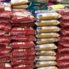 Gạo được bày bán với mẫu mã đa dạng trong các siêu thị tại thủ đô Bangkok. (Ảnh: Ngọc Quang/TTXVN)