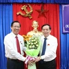 Bí thư Tỉnh ủy Bến Tre Phan Văn Mãi (bên trái) tặng hoa chúc mừng ông Trần Ngọc Tam được bầu giữ chức Chủ tịch UBND tỉnh Bến Tre, nhiệm kỳ 2016-2021. (Ảnh: Huỳnh Phúc Hậu/TTXVN)