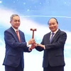 Thủ tướng Nguyễn Xuân Phúc trao chiếc búa gỗ cho Đại sứ Brunei tại Việt Nam - nước giữ vai trò Chủ tịch ASEAN 2021. 
