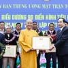 Chủ tịch Ủy ban Trung ương MTTQ Việt Nam Trần Thanh Mẫn tặng Bằng khen biểu dương các điển hình tiêu biểu. (Ảnh: Dương Giang/TTXVN)