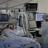 Nhân viên y tế điều trị cho bệnh nhân mắc COVID-19 tại một bệnh viện ở Lisbon, Bồ Đào Nha ngày 20/11/2020. (Ảnh: THX/TTXVN)