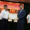 Bí thư Tỉnh ủy Hải Dương Phạm Xuân Thăng (phải) trao bằng khen tặng tập thể có thành tích xuất sắc trong tổ chức Đại hội Đảng bộ tỉnh lần thứ XVII nhiệm kỳ 2020-2025. (Ảnh: Mạnh Minh/TTXVN)