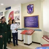 Trung tướng Võ Minh Lương tham quan Nhà truyền thống của lực lượng Cảnh sát biển. (Ảnh: Hồng Pha/TTXVN phát)