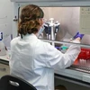 Nghiên cứu viên thử nghiệm vắcxin phòng COVID-19 do Đại học Oxford phát triển tại bệnh viện Churchill ở Oxford, Anh. (Ảnh: PA/TTXVN)