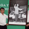 Đồng chí Nguyễn Đức Lợi, Tổng Giám đốc TTXVN, tặng bức ảnh Bác Hồ bắt nhịp bài hát kết đoàn do phóng viên TTXVN chụp cho lãnh đạo UBND tỉnh Kiên Giang. (Ảnh: Lê Sen/TTXVN)