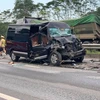 Xe 16 chỗ đâm vào xe container trên cao tốc Nội Bài-Lào Cai