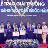 Chủ tịch MTTQ Trần Thanh Mẫn (bên phải) và Bí thư thứ nhất Trung ương Đoàn, Chủ tịch Hội LHTN Việt Nam Nguyễn Anh Tuấn (bên trái) trao Bằng khen tặng các tác giả và nhóm tác giả tại buổi lễ. (Ảnh: Văn Điệp/TTXVN)