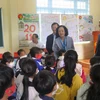 Trưởng Ban Dân vận Trung ương Trương Thị Mai thăm hỏi các cháu học sinh trường Phổ thông dân tộc bán trú Tiểu học - Trung học cơ sở Tu Mơ Rông. (Ảnh: Dư Toán/TTXVN)