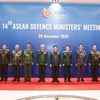 Đại tướng Ngô Xuân Lịch, Ủy viên Bộ Chính trị, Phó bí thư Quân ủy Trung ương, Bộ trưởng Quốc phòng Việt Nam với Tùy viên Quốc phòng các nước ASEAN tham dự hội nghị. (Ảnh: Dương Giang/TTXVN)