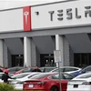 Một cửa hàng của Tesla tại Burbank, California, Mỹ, ngày 24/3/2020. (Ảnh: AFP/TTXVN)