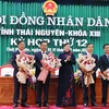 Đồng chí Nguyễn Thanh Hải, Bí thư Tỉnh ủy Thái Nguyên tặng hoa chúc mừng các đồng chí lãnh đạo chủ chốt của HĐND và UBND tỉnh mới được bầu. (Ảnh: Hoàng Nguyên/TTXVN)