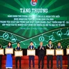 Phó Chủ tịch Quốc hội Uông Chu Lưu trao Bằng khen của Thủ tướng Chính phủ tặng 10 cá nhân tiêu biểu được nhận Giải thưởng Lương Định Của năm 2020. (Ảnh: Văn Điệp/TTXVN)