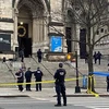 Cảnh sát phong tỏa hiện trường vụ nổ súng bên ngoài nhà thờ Thánh John ở New York, Mỹ ngày 13/12/2020. (Ảnh: AFP/TTXVN)