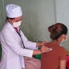 Bác sỹ thăm khám cho bệnh nhân lao tại Trung tâm Y tế huyện Đăk Hà, tỉnh Kon Tum. (Ảnh: Dư Toán/TTXVN)