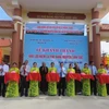 Các đại biểu cắt băng khánh thành Khu lưu niệm cụ Phó bảng Nguyễn Sinh Sắc tại Bến Tre. (Ảnh: Huỳnh Phúc Hậu/TTXVN)