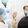 Bác sỹ chuẩn bị tiêm mũi vắcxin ngừa COVID-19 Nano Covax nhóm liều 50mcg cho tình nguyện viên. (Ảnh: Diệp Trương/TTXVN)
