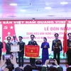 Chủ tịch Quốc hội Nguyễn Thị Kim Ngân trao danh hiệu Anh hùng Lực lượng vũ trang nhân dân cho Bệnh viện Quân y 175. (Ảnh: Xuân Khu/TTXVN)