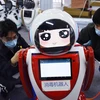 Các kỹ thuật viên kiểm tra robot khử trùng thế hệ đầu tiên tại công ty công nghệ Thanh Đảo, tỉnh Sơn Đông, Trung Quốc ngày 11/2/2020. (Ảnh: THX/TTXVN)