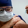 Một nhân viên y tế được tiêm vắcxin ngừa COVID-19 Sputnik V của Nga tại Santa Fe, Argentina ngày 29/12/2020. (Ảnh: AFP/TTXVN)