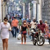 Người dân đeo khẩu trang phòng dịch COVID-19 khi mua sắm trên một tuyến phố ở La Habana, Cuba ngày 12/4/2020. (Ảnh: AFP/TTXVN)