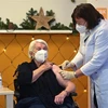 Tiêm vắcxin ngừa COVID-19 cho một cụ bà tại Cologne, Đức ngày 27/12/2020. (Ảnh: AFP/TTXVN)