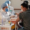 Nhân viên y tế tiêm chủng vắcxin ngừa COVID-19 cho người dân tại Bắc Kinh, Trung Quốc, ngày 3/1/2021. (Ảnh: THX/TTXVN)