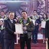 Phó Chủ tịch Quốc hội Phùng Quốc Hiển và Bộ trưởng Bộ Thông tin và Truyền thông Nguyễn Mạnh Hùng trao giải C cho các tác giả. (Ảnh: Dương Giang/TTXVN)