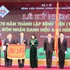 Phó chủ tịch nước Đặng Thị Ngọc Thịnh trao tặng danh hiệu Anh hùng lao động thời kỳ đổi mới cho Bệnh viện Trung ương Thái Nguyên. (Ảnh: Hoàng Nguyên/TTXVN)