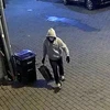 Hình ảnh một nghi phạm đeo mặt nạ, găng tay, mặc áo trùm và mang theo một đồ vật. (Nguồn: currently.att.yahoo.com)