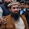 Nhân viên an ninh Pakistan áp giải Zaki-ur-Rehman Lakhvi - kẻ bị tình nghi lên kế hoạch cho các vụ tấn công khủng bố tại Mumbai (Ấn Độ) vào năm 2008 rời tòa án ở Islamabad, Pakistan, ngày 1/1/2015. (Ảnh: AFP/TTXVN)