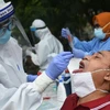 Nhân viên y tế lấy mẫu dịch xét nghiệm COVID-19 cho người dân tại Jakarta, Indonesia, ngày 7/1/2021. (Ảnh: THX/ TTXVN)