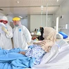 Điều trị cho bệnh nhân nhiễm COVID-19 tại bệnh viện Jakarta, Indonesia. (Ảnh: AFP/TTXVN)
