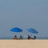 Người dân tránh nóng trên bãi biển tại Venice, California, Mỹ, ngày 15/8/2020. (Ảnh: AFP/ TTXVN)
