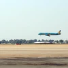 Chuyến bay đầu tiên hạ cánh xuống đường cất hạ cánh 25R/07L tại sân bay Tân Sơn Nhất lúc 15 giờ 5 phút ngày 10/1/2021. (Ảnh: Tiến Lực/TTXVN)