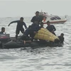 Lực lượng cứu hộ Indonesia trục vớt mảnh vỡ của máy bay gặp nạn thuộc Hãng hàng không Sriwijaya Air ở ngoài khơi Jakarta ngày 10/1/2021. (Ảnh: THX/TTXVN)