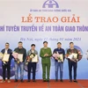 Thiếu tướng Nguyễn Duy Ngọc, Thứ trưởng Bộ Công an, Phó Chủ tịch Ủy ban An toàn giao thông Quốc gia trao giải Nhì cho các tác giả. (Ảnh: Doãn Tấn/TTXVN)