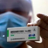 Nhân viên y tế giới thiệu vắcxin ngừa COVID-19 của Công ty dược phẩm Trung Quốc Sinopharm tại Amman, Jordan ngày 13/1/2021. (Ảnh: AFP/TTXVN)