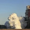 Vụ thử nghiệm động cơ tên lửa của Hệ thống Phóng Không gian (SLS) tại Trung tâm Vũ trụ Stennis ở bang Mississippi, Mỹ ngày 16/1/2021. (Ảnh: AFP/TTXVN)