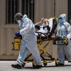Nhân viên y tế chuyển bệnh nhân mắc COVID-19 vào một bệnh viện ở Miami, Mỹ ngày 30/7/2020. (Ảnh: AFP/TTXVN)