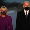 Tổng thống đắc cử Mỹ Joe Biden (phải) cùng phu nhân Dr. Jill Biden trong lễ tưởng niệm các nạn nhân COVID-19 tại đài tưởng niệm Lincoln ở Washington, DC ngày 19/1/2021. (Ảnh: AFP/TTXVN)