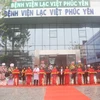 Các đại biểu cắt băng khai trương Bệnh viện Hữu nghị Lạc Việt Phúc Yên, tỉnh Vĩnh Phúc. (Ảnh: Nguyễn Trọng Lịch/TTXVN)